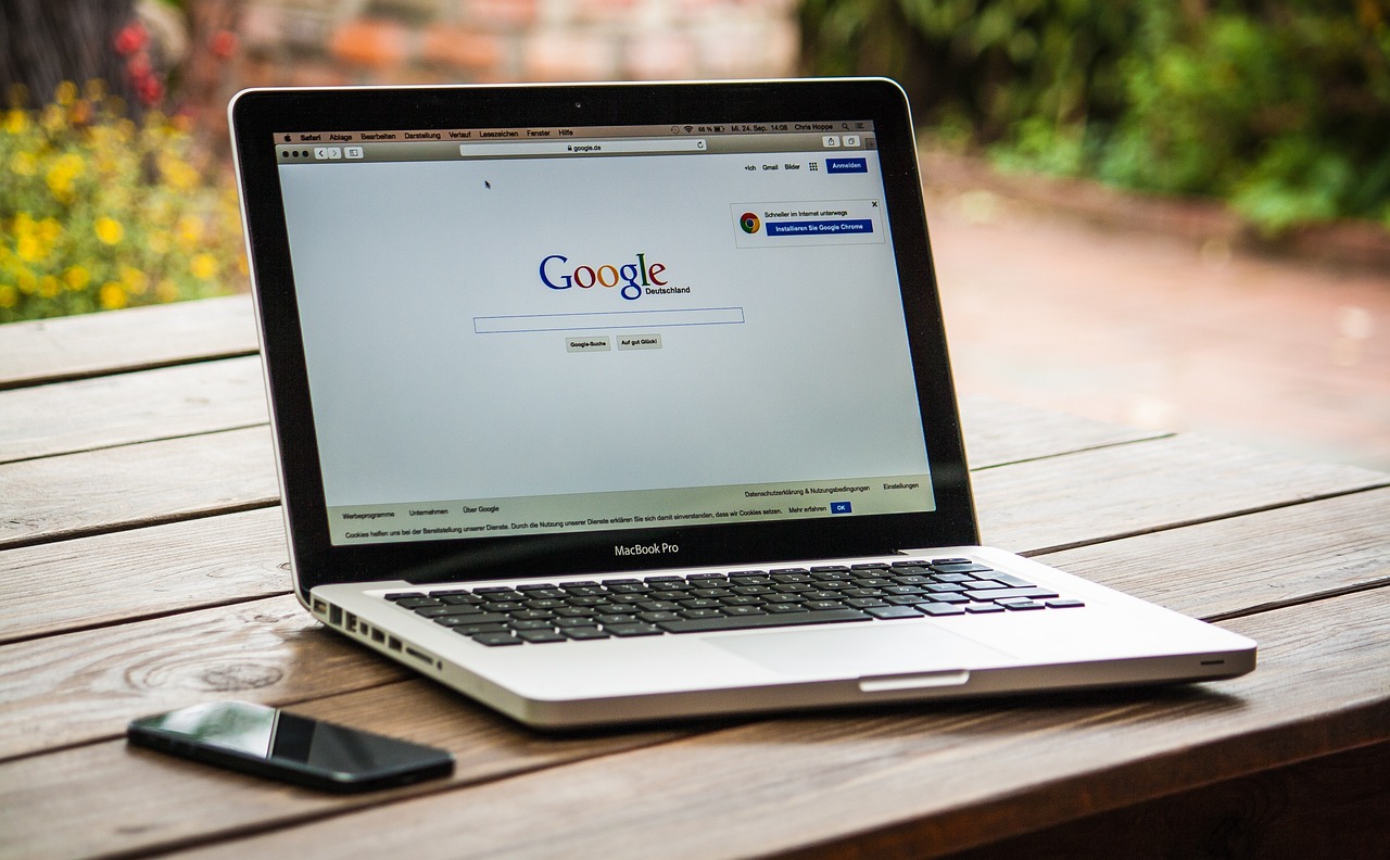 Macbook offen mit Seite von Google Deutschland